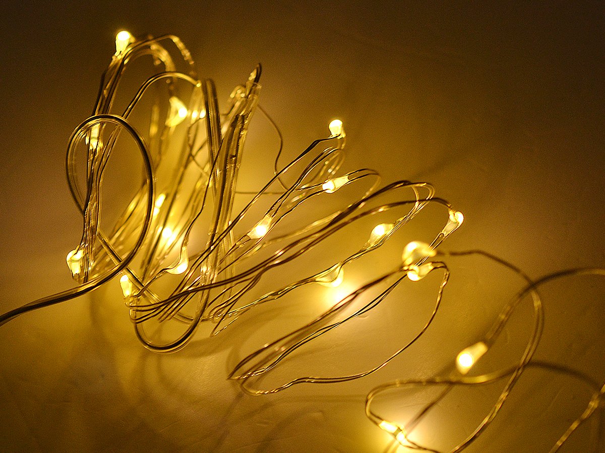 Svetelný drôtik s 20ks LED lampami na batérie, teplá biela farba svetla megamix.sk